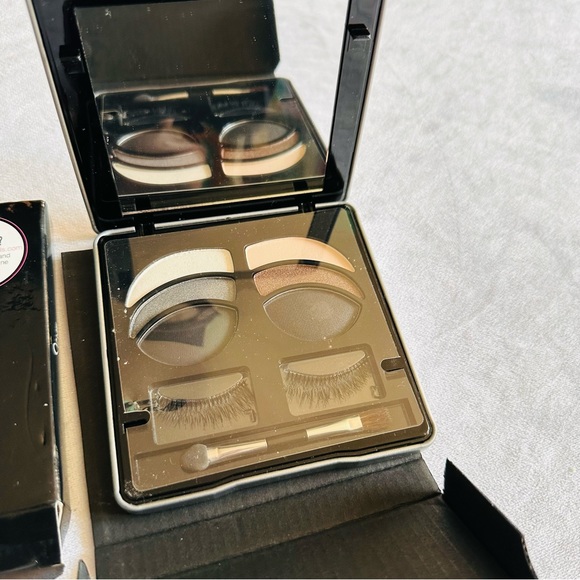 Me Makeover Essential women Lashing out Girl Night Out Eyeshadow & Eyelash - Picture 9 of 12